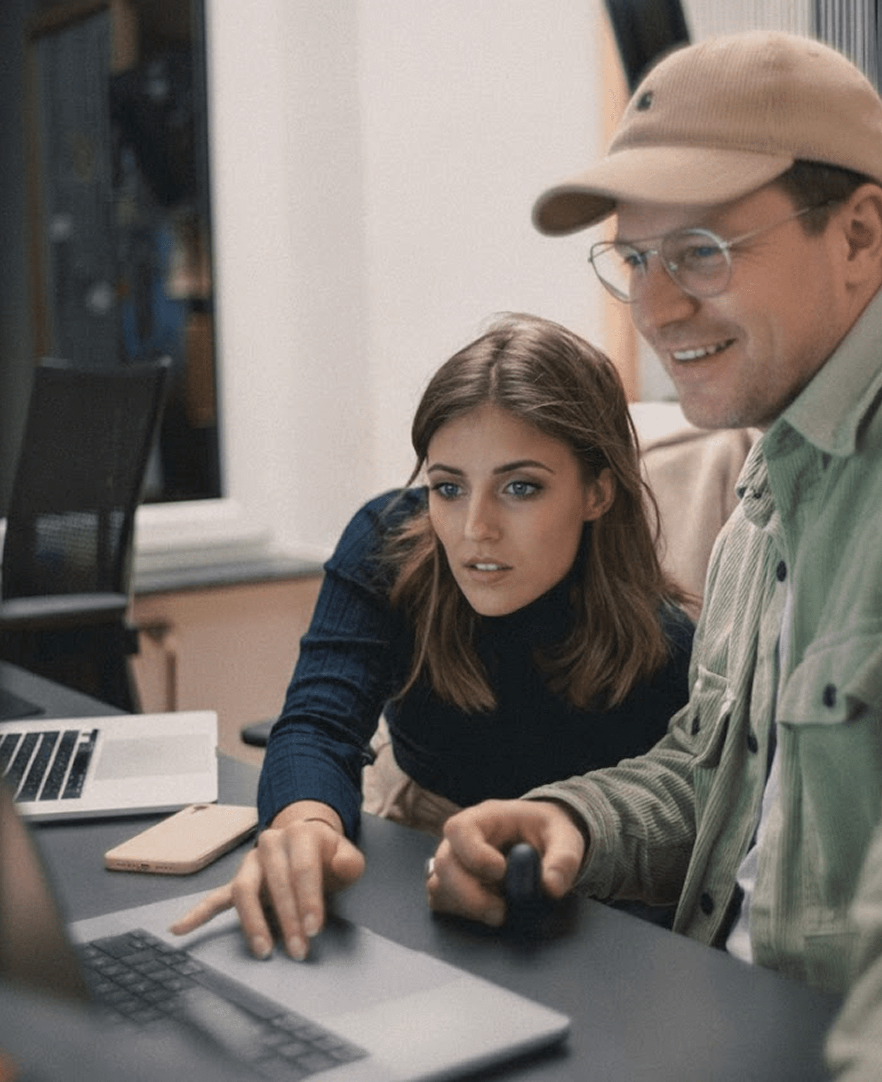 Zwei Personen im Gespräch am Laptop